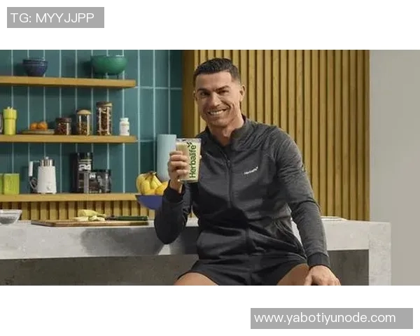 C罗社交媒体分享新造型清爽寸头引发粉丝热议